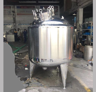 Tanque de bebida de leite de suco sanitário personalizado de 1000 galões com tanque de armazenamento de aço inoxidável líquido de roda 