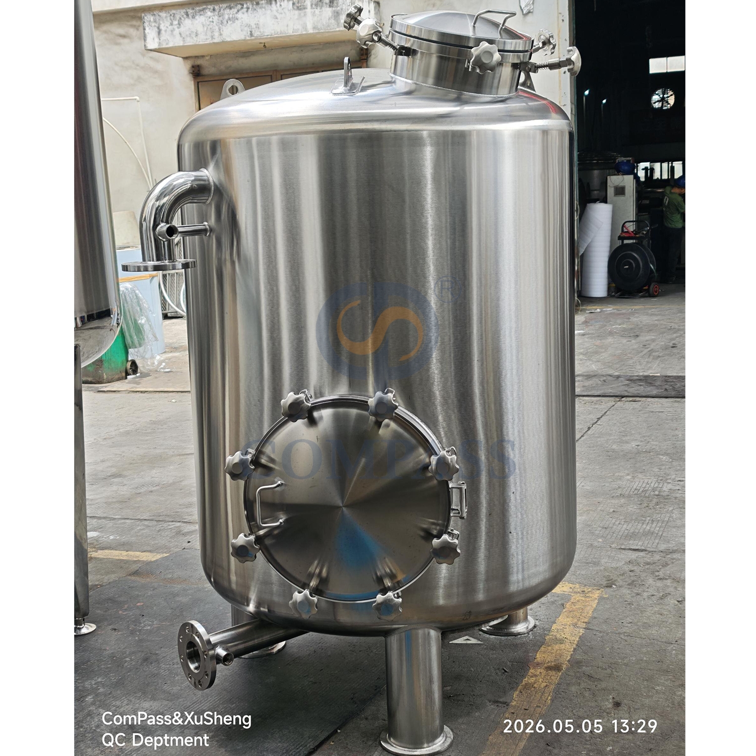 Nova chegada 1000mm tanque vertical de aço inoxidável ss316l oem tanque de filtro sanitário de qualidade alimentar com bueiro de pressão