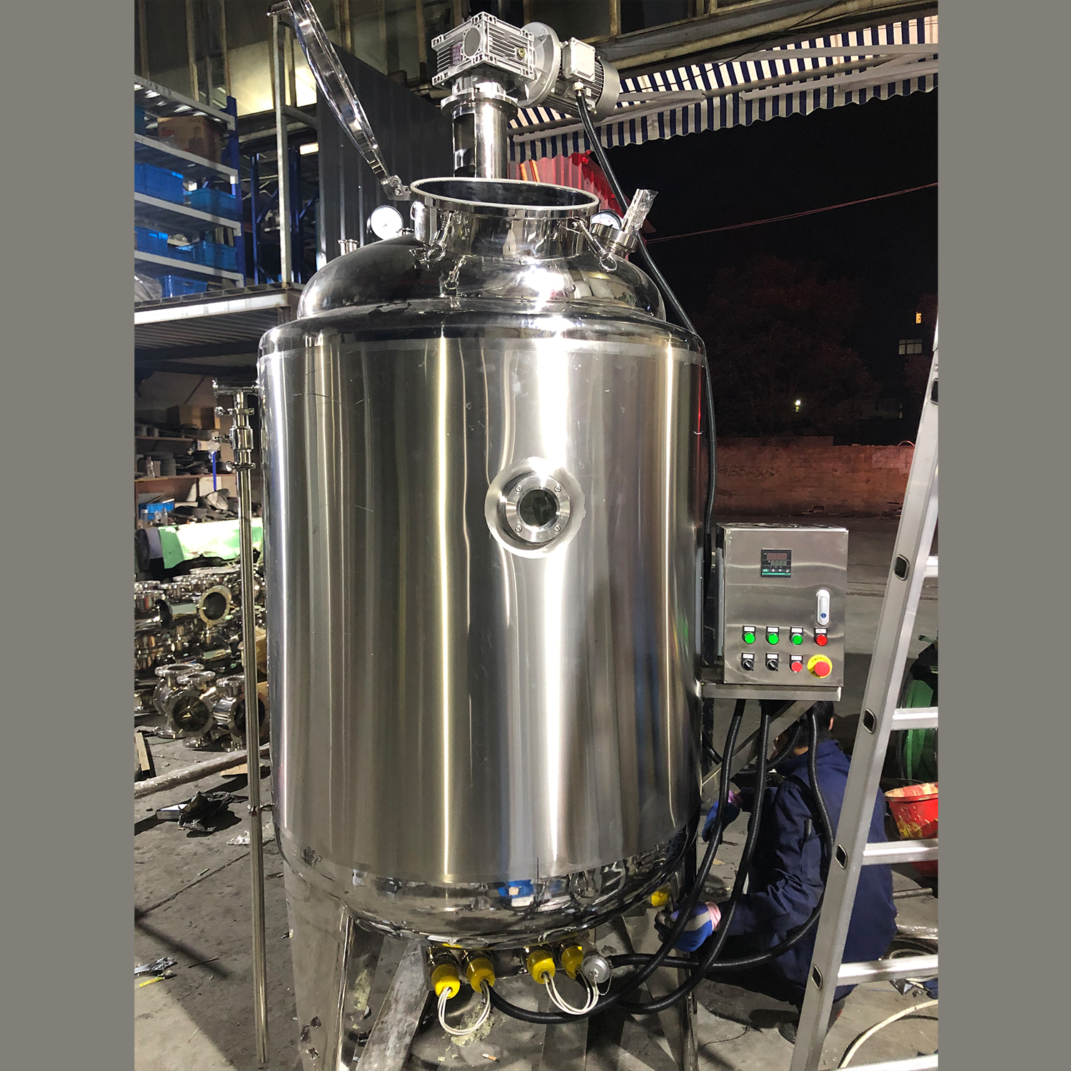 Equipamento de aço inoxidável SS304 SS316L Agitação vertical Misturador Agitador Tanques de armazenamento para indústria de alimentos e bebidas